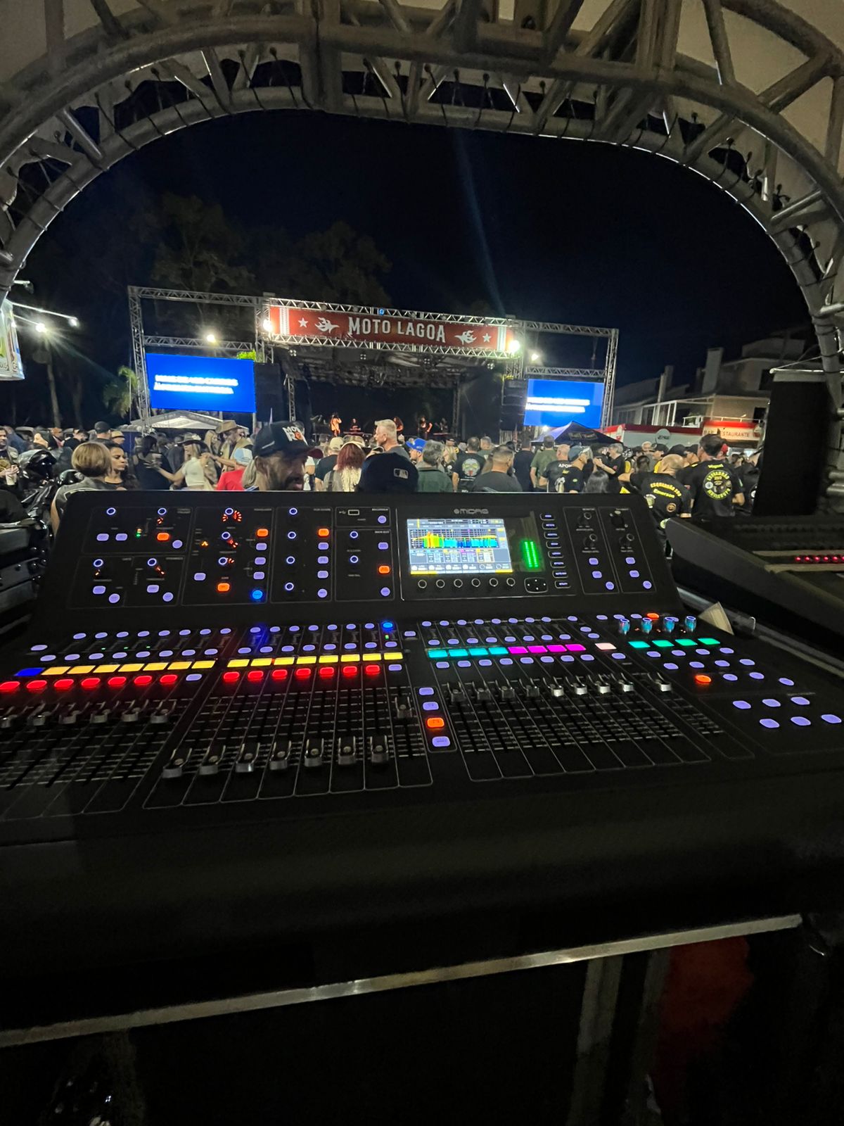 Mesa de som e palco em evento realizado pela Ano Luz no Rio Grande do Sul